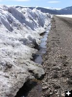 Snow melting along road. Photo by Pinedale Online.