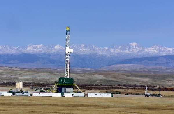 Natural gas drill rig. Photo by Dawn Ballou, Pinedale Online.