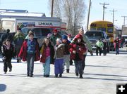 School kids come watch race. Photo by Dawn Ballou, Pinedale Online.