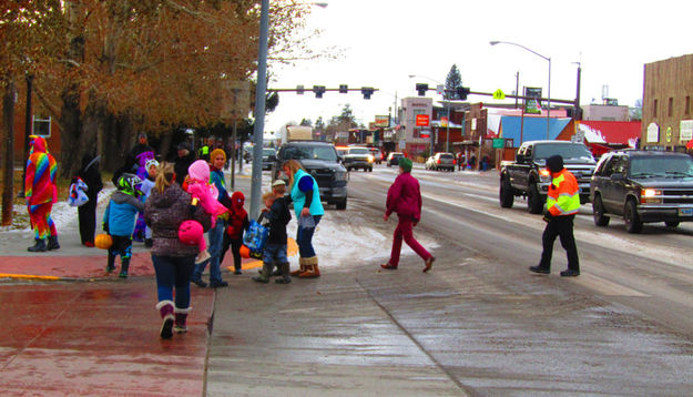 Crossing Pine Street. Photo by Dawn Ballou, Pinedale Online.