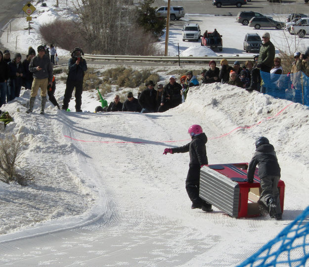 Hurry to the finish line. Photo by Dawn Ballou, Pinedale Online.