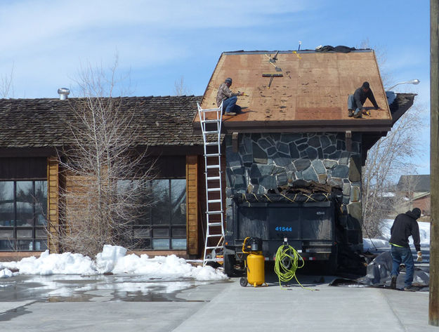 Roof work. Photo by Dawn Ballou, Pinedale Online.